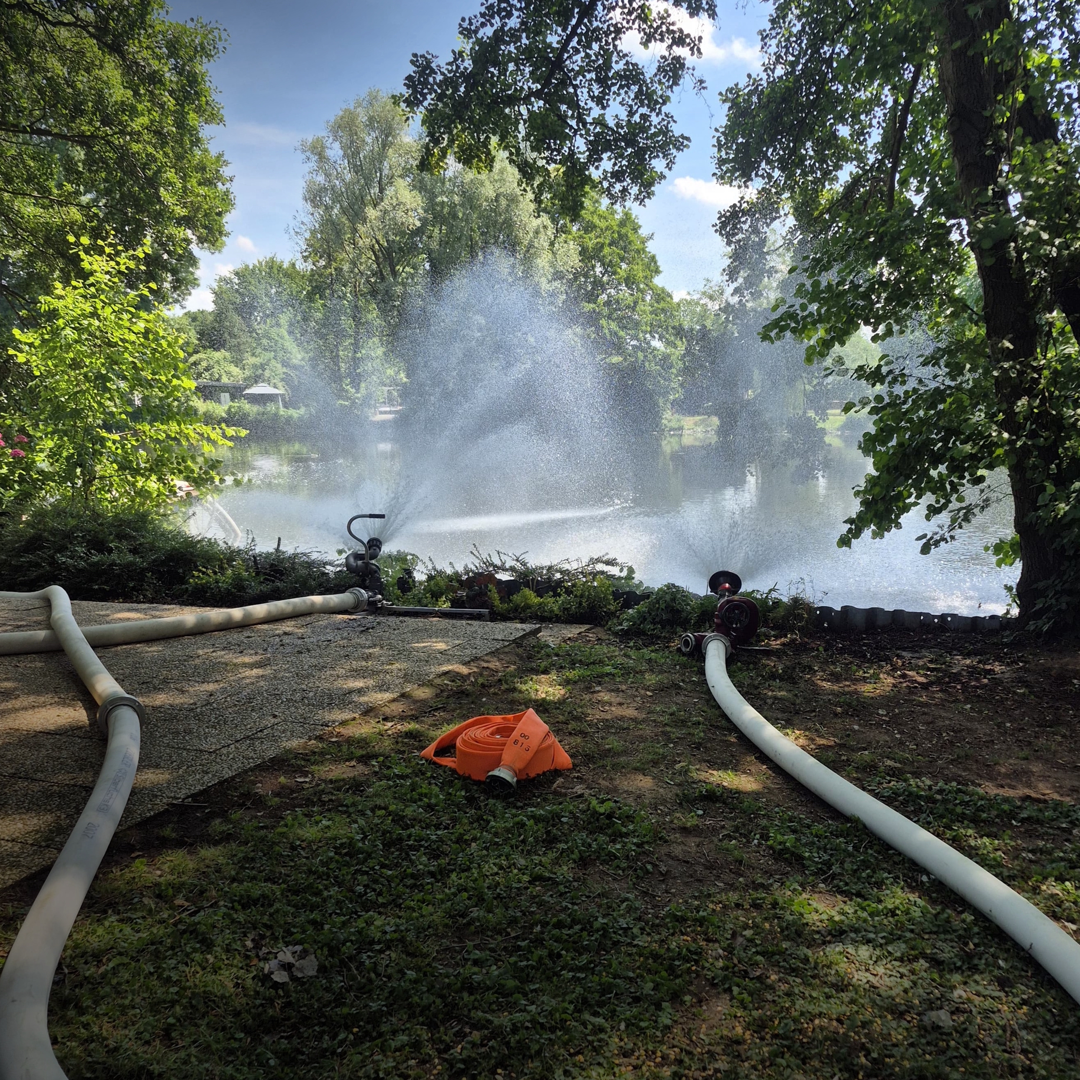 Rheurdt-NRW-Hitze-bedroht-Fischbestand-Feuerwehr-pumpt-Sauerstoff-ins-Wasser