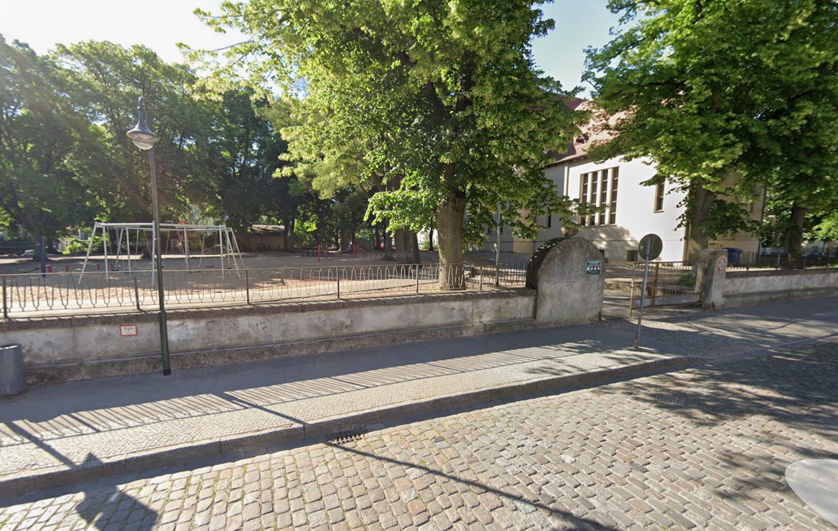 Neustrelitz, MV: Unbekannter bedroht Jugendlichen und nimmt Handy mit