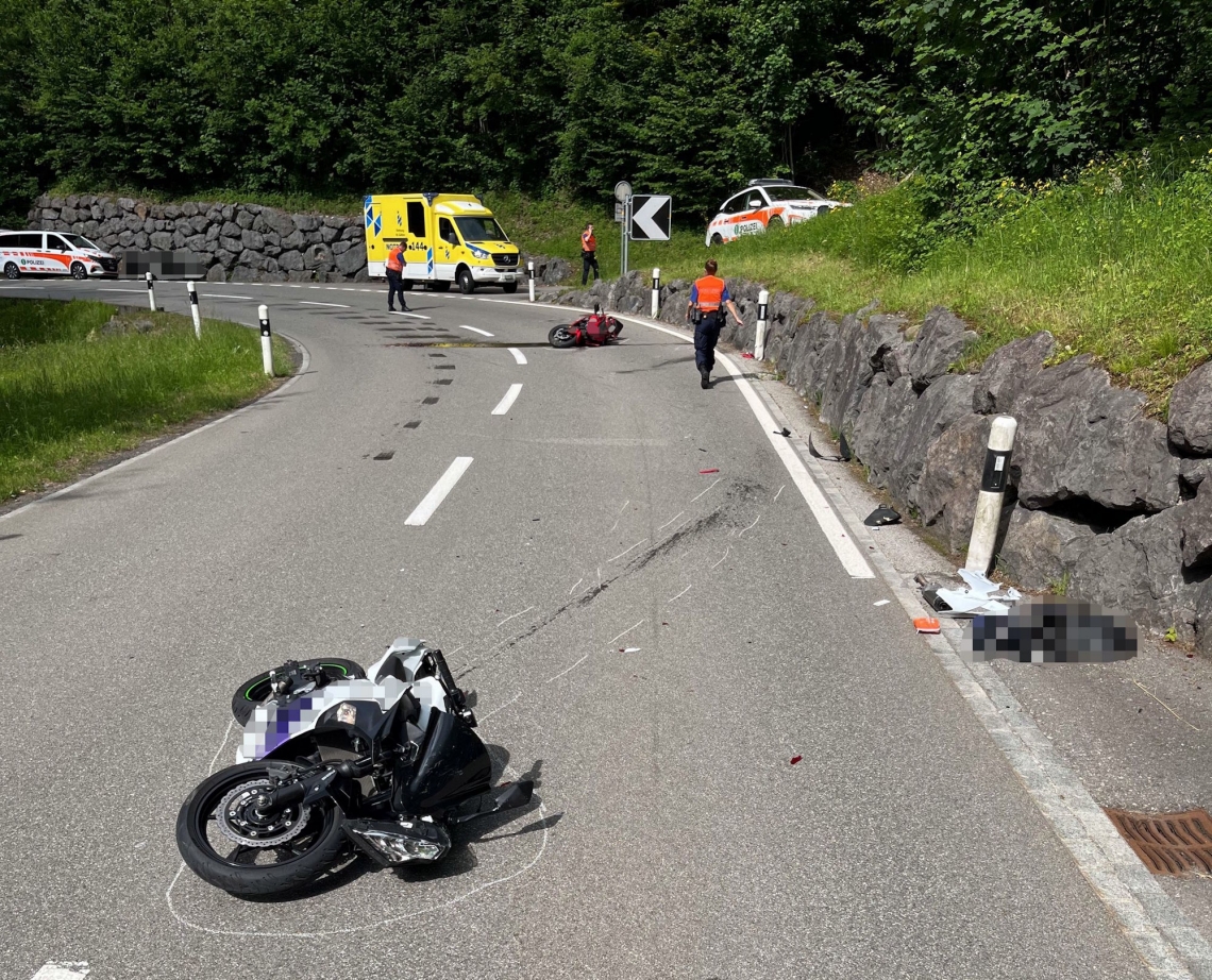 Gähwil SG: 20-jährige Töfffahrerin stürzt – Frontalcrash mit