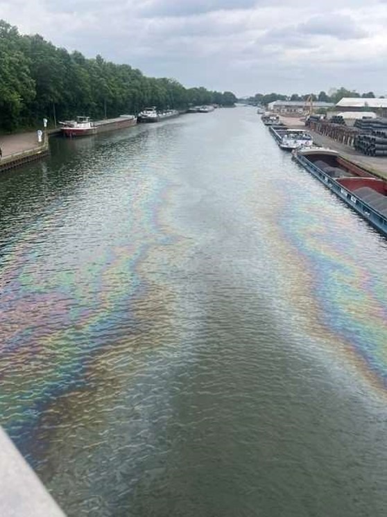Minden, Nordrhein-Westfalen: Ölfilm auf Mittellandkanal löst