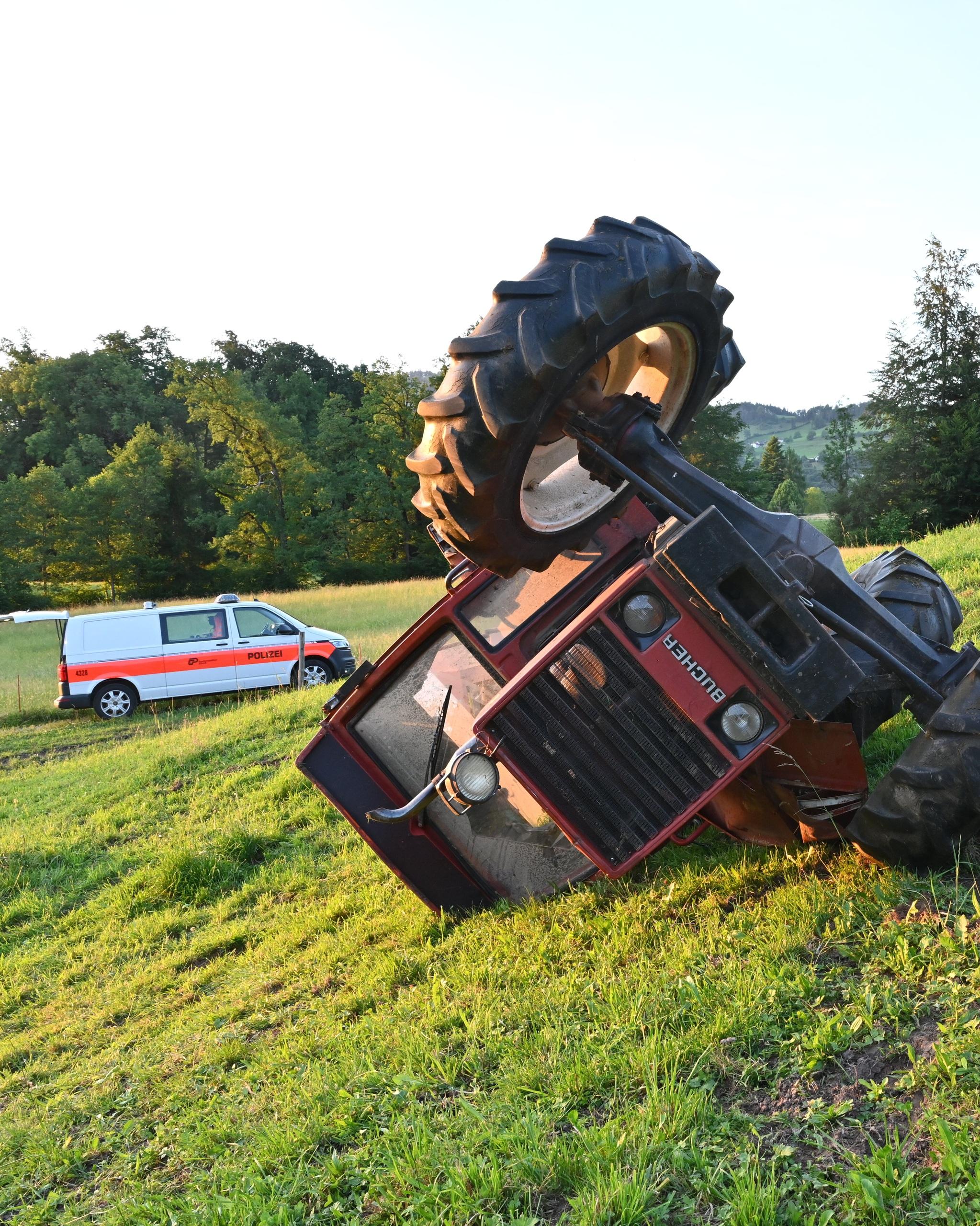 R-ti-ZH-Traktor-berschl-gt-sich-bei-M-harbeiten-20-J-hriger-schwer-verletzt