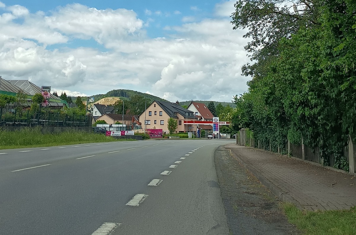 Hehlen, Niedersachsen: Senior (78) schwer verletzt – unbekannter Autofahrer flüchtet