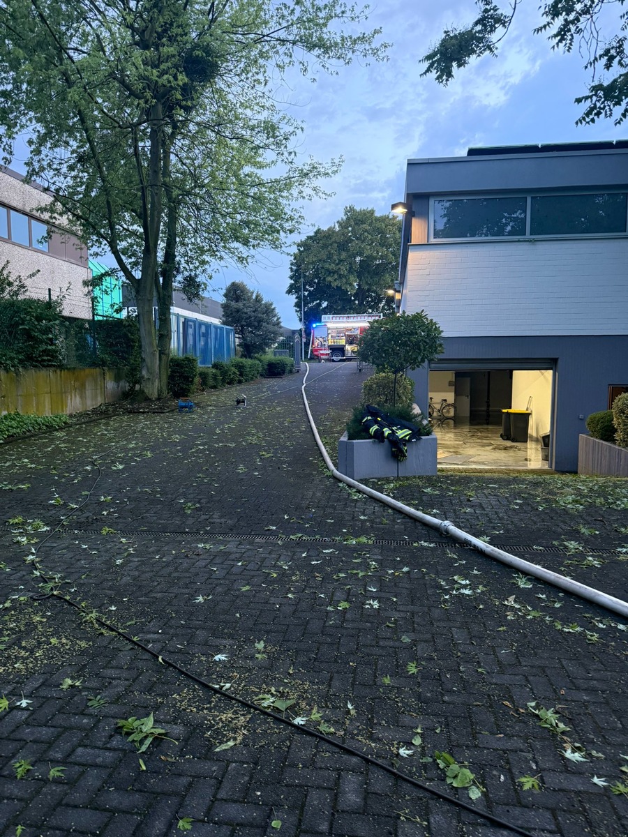 Bergheim-Nordrhein-Westfalen-ber-120-Einsatzkr-fte-nach-Starkregen-im-Einsatz