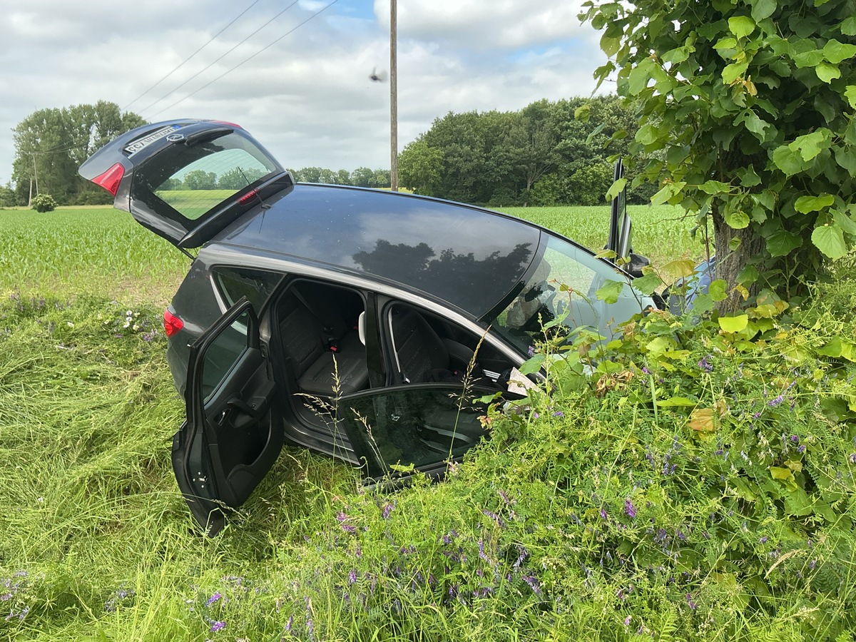 Ahlen, Nordrhein-Westfalen: Auto landet nach Unfal