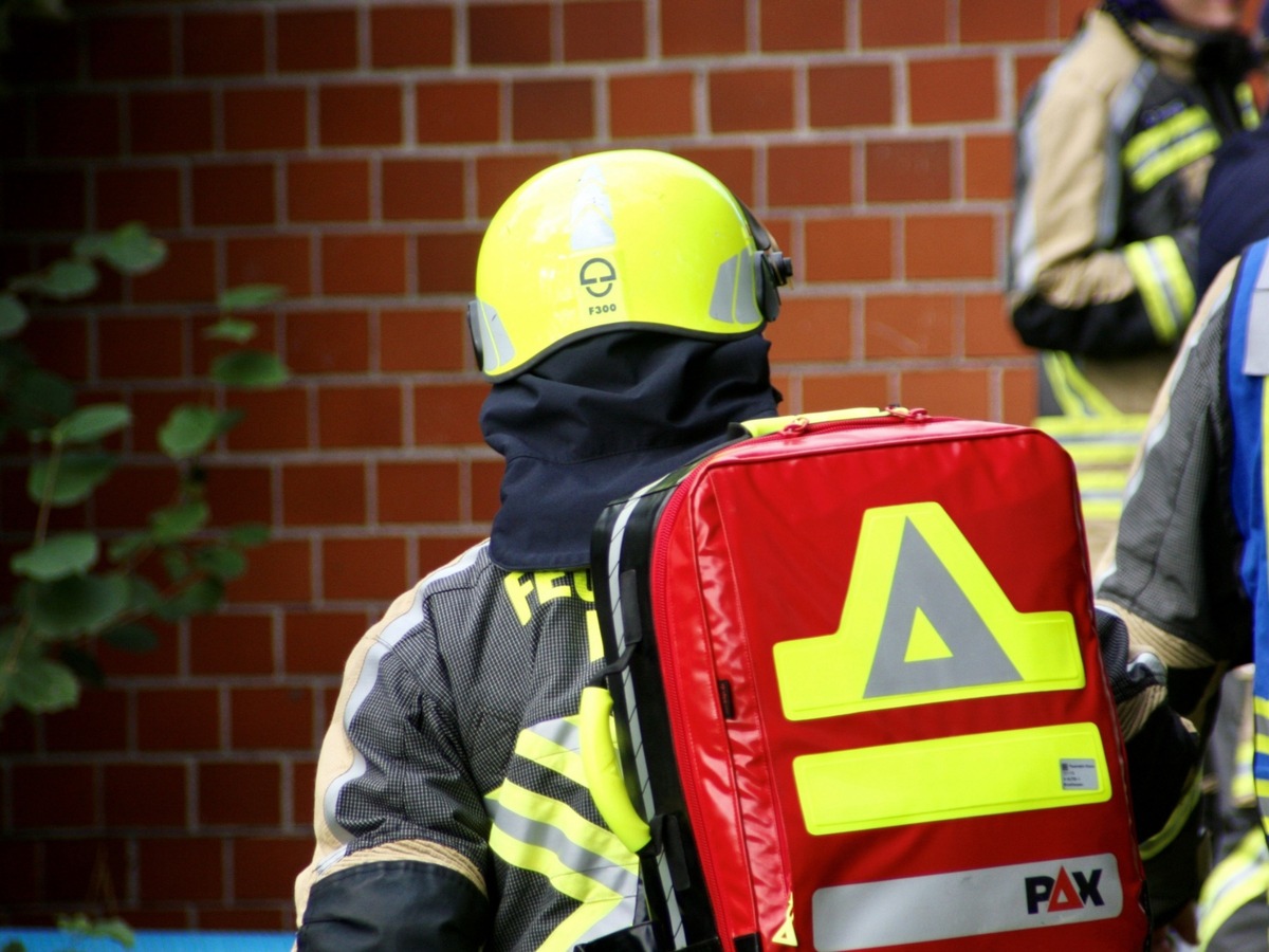 H-nxe-Nordrhein-Westfalen-Umgest-rzter-Baum-blockiert-Stra-e-am-Morgen