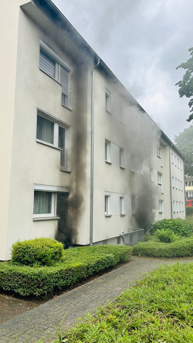 Haan, NRW: Dichter Rauch im Wohnhaus – Feuerwehr rettet Bewo