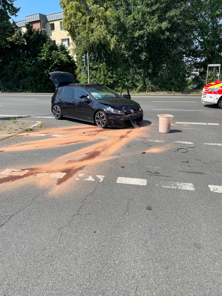 Dinslaken-NRW-Unfall-Unwetter-und-Wohnungsnotfall-fordern-Feuerwehr