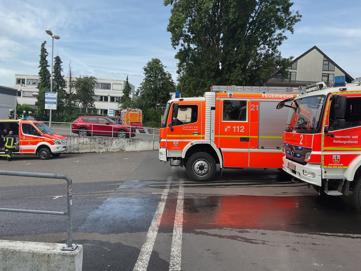 Bonn, NRW: Feuerwehr verhindert Ausbreitung von Saunabrand i