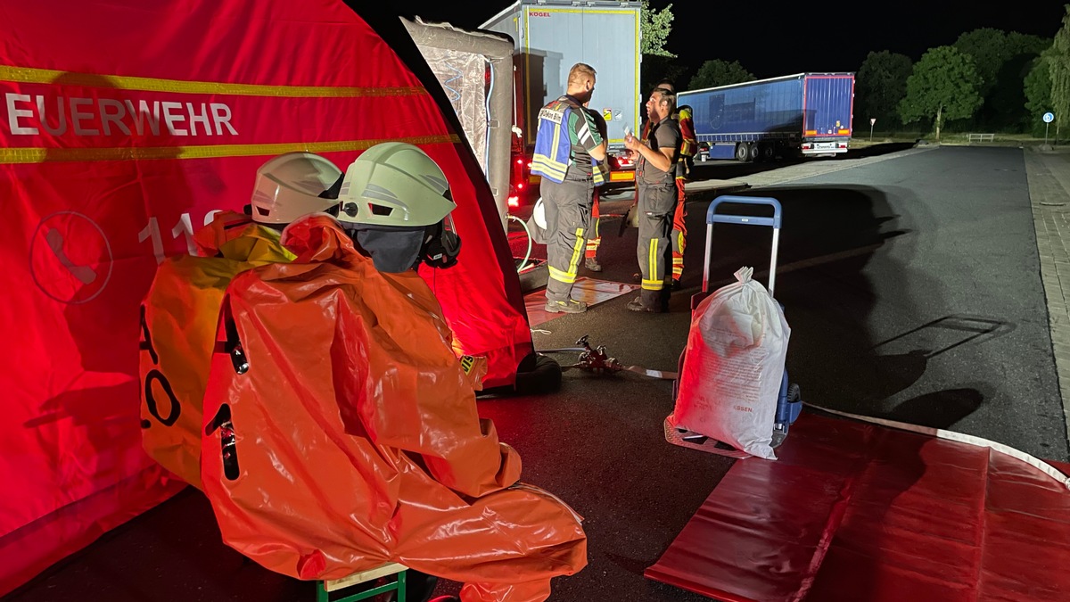 Lehrte-Niedersachsen-Auslaufendes-Isocyanat-l-st-Gro-einsatz-mit-130-Kr-ften-aus