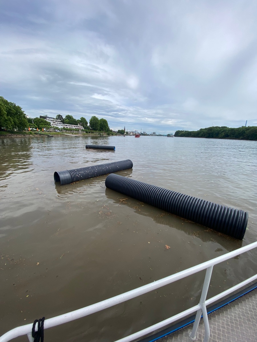 Wiesbaden, Hessen: Starkregen spült riesige Kundststoffrohre in den Rhein