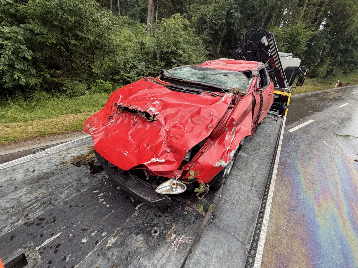 Kirchberg SG: Wagen kracht in Baum und landet nach