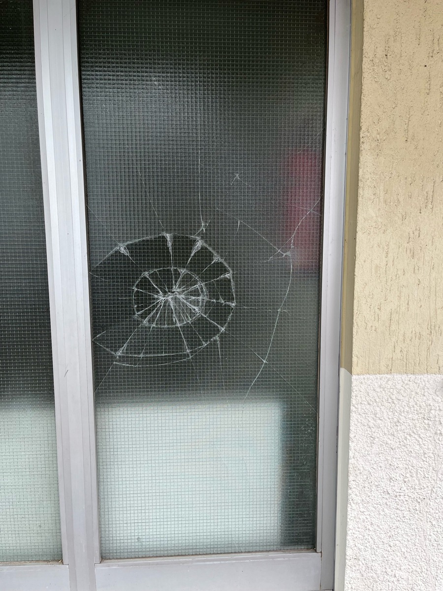 Hagen, Nordrhein-Westfalen: Unbekannter beschädigt Fenster v