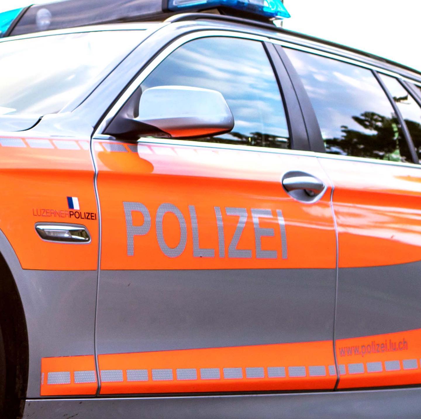 Zell LU: Motorradfahrerin nach Kollision mit Auto verletzt –