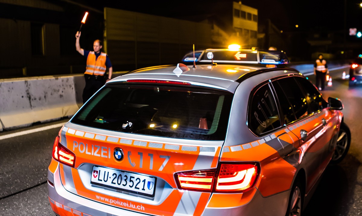 Luzern LU: Polizei stoppt Reisecars mit Mängeln an Bremsen u