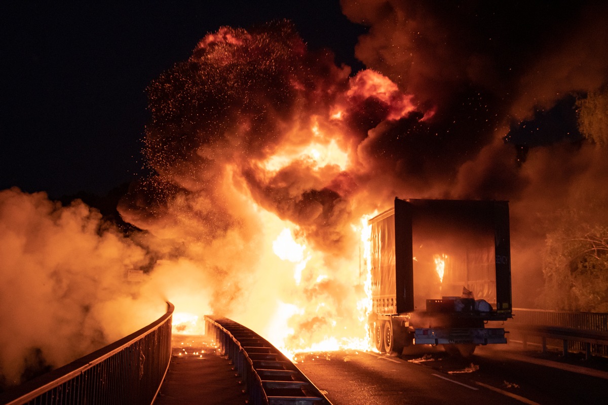 Iserlohn, Nordrhein-Westfalen: Inferno auf Brücke – Sattelzug steht in Vollbrand