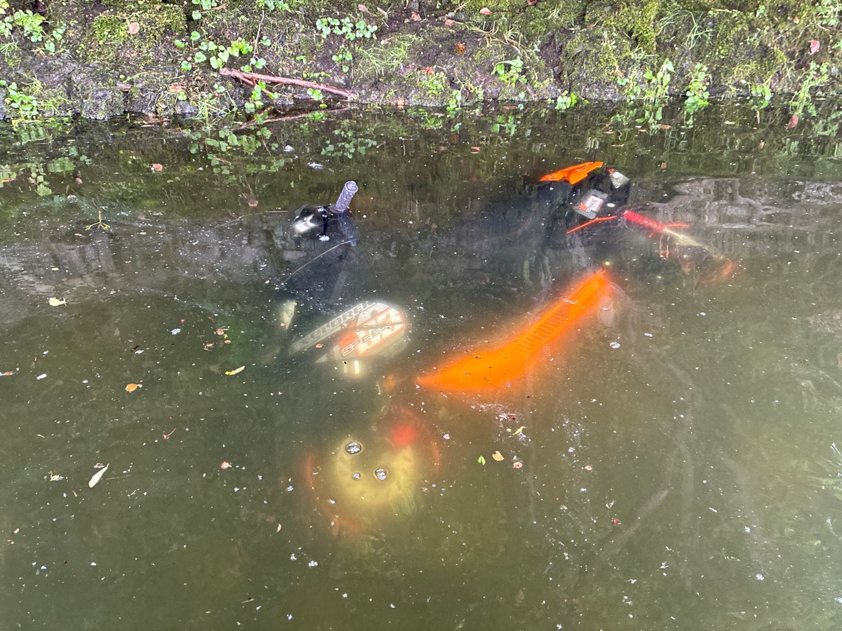 Waldeck, Hessen: Motorroller landet im See – Fahre
