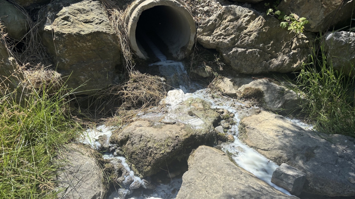 Necker-SG-Tanklaster-verliert-Milch-Fluss-auf-mehreren-Metern-verschmutzt