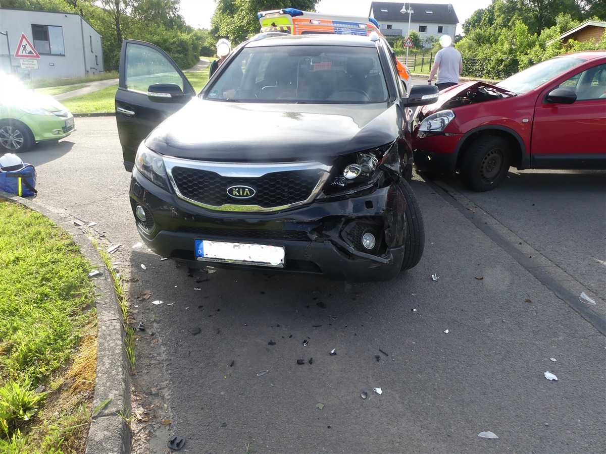 Nümbrecht, Nordrhein-Westfalen: Abbiegeunfall vor Rettungswa