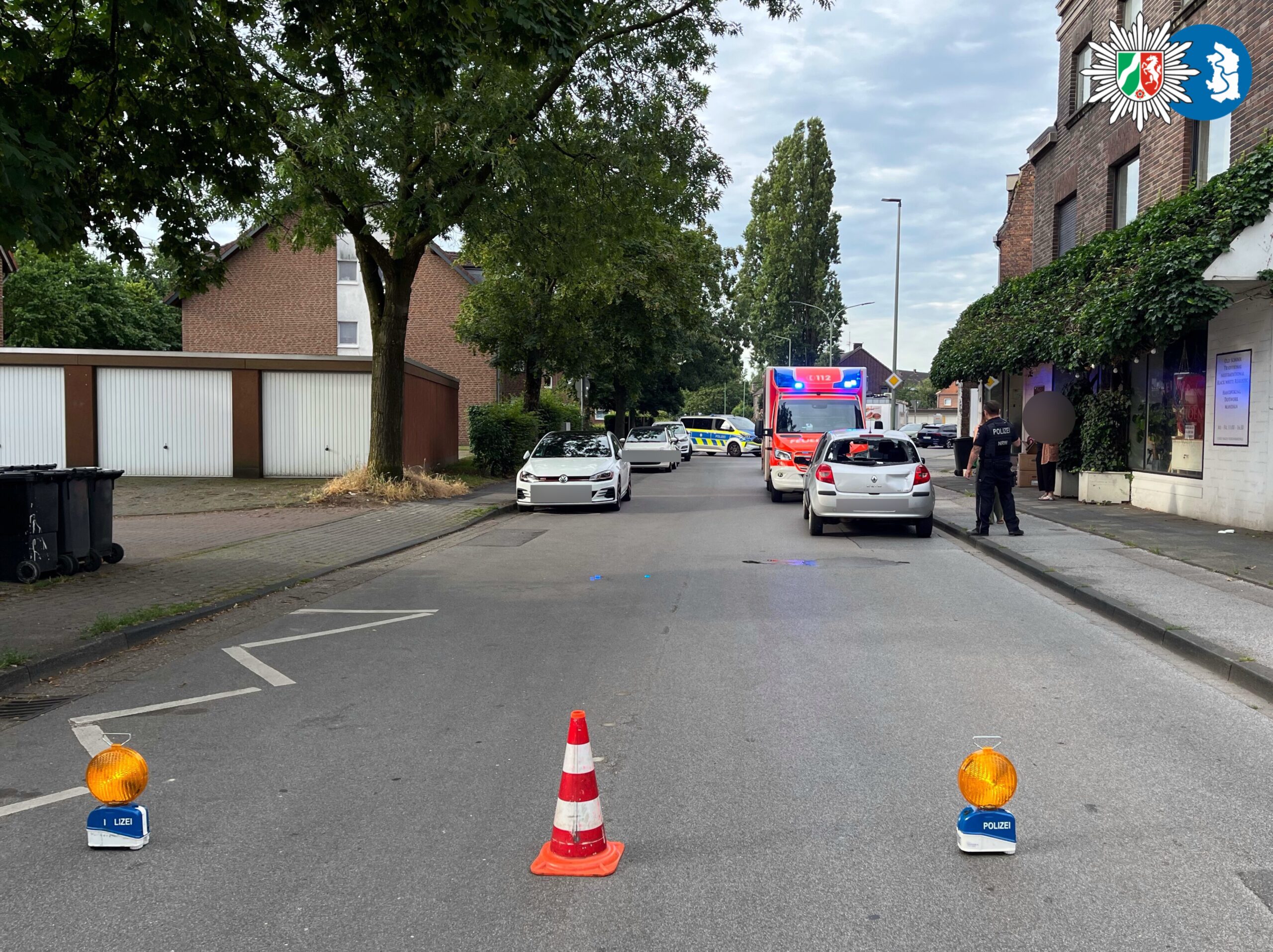 Duisburg-NRW-Schwere-Verletzungen-nach-Pedelec-Unfall-Radfahrerin-kracht-in-Auto