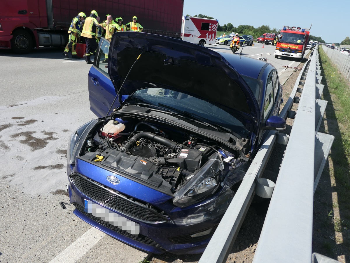 Holdorf-Niedersachsen-Pkw-schleudert-auf-Autobahn-gegen-Sattelzug