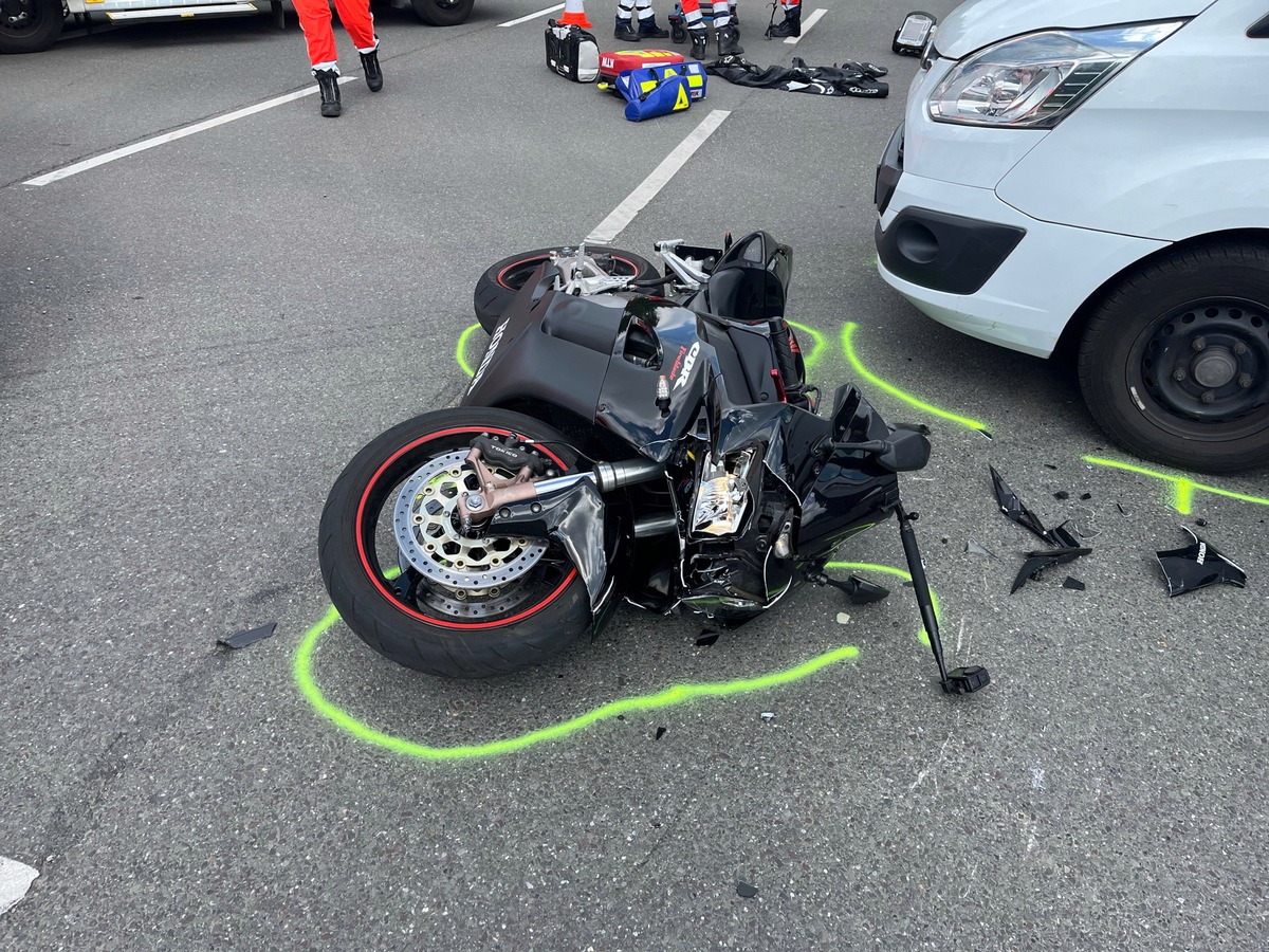 Radevormwald, NRW: Motorradfahrer (59) bei Ausweichmanöver schwer verletzt