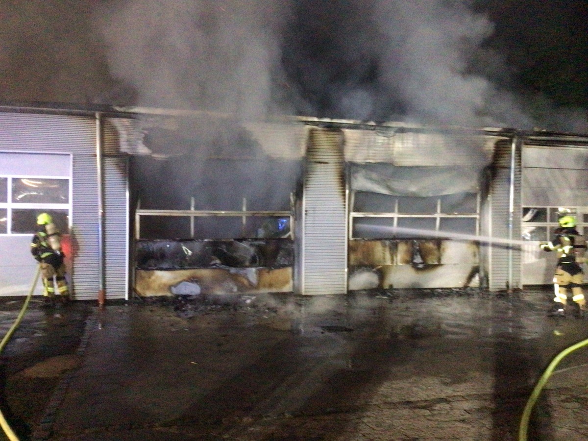 Gelsenkirchen, Nordrhein-Westfalen: Feiertag voller Einsätze für die Feuerwehr