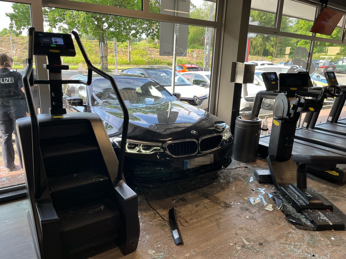 Bochum, Nordrhein-Westfalen: Schock am Morgen – Auto rast in Fitnessstudio