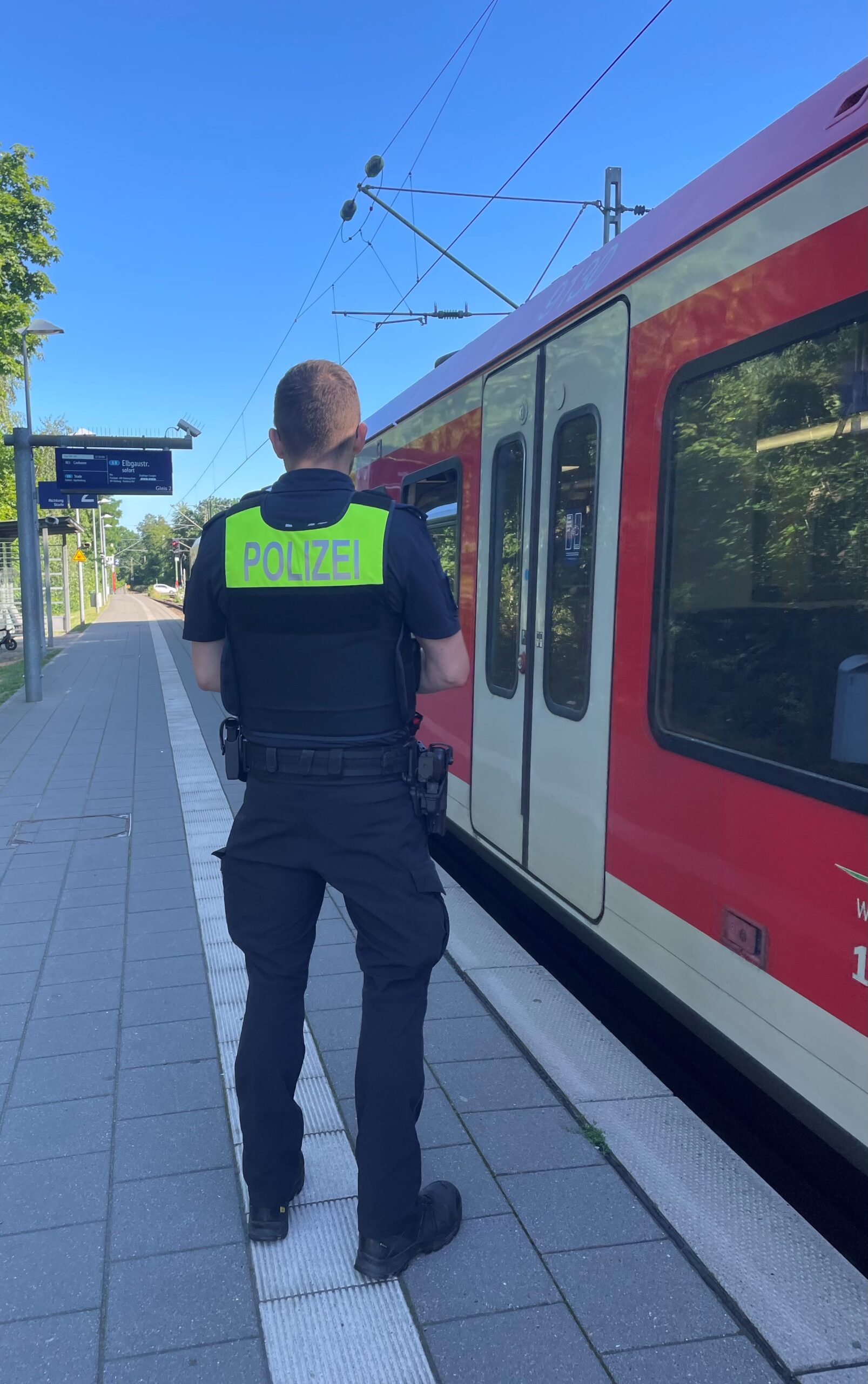 Buxtehude-NI-Polizei-kontrolliert-Waffenverbot-im-Nahverkehr-Reizgas-sichergestellt