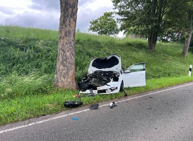 Einbeck, Niedersachsen: Autofahrerin (27) prallt a