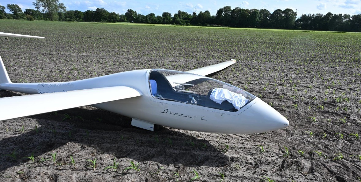 Seeth, Schleswig-Holstein: Fehlende Thermik – Segelflugzeug landet auf Acker