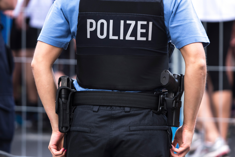 Hamburg-Lebensgef-hrliche-Aktion-Mann-kriecht-unter-abfahrbereiten-Zug