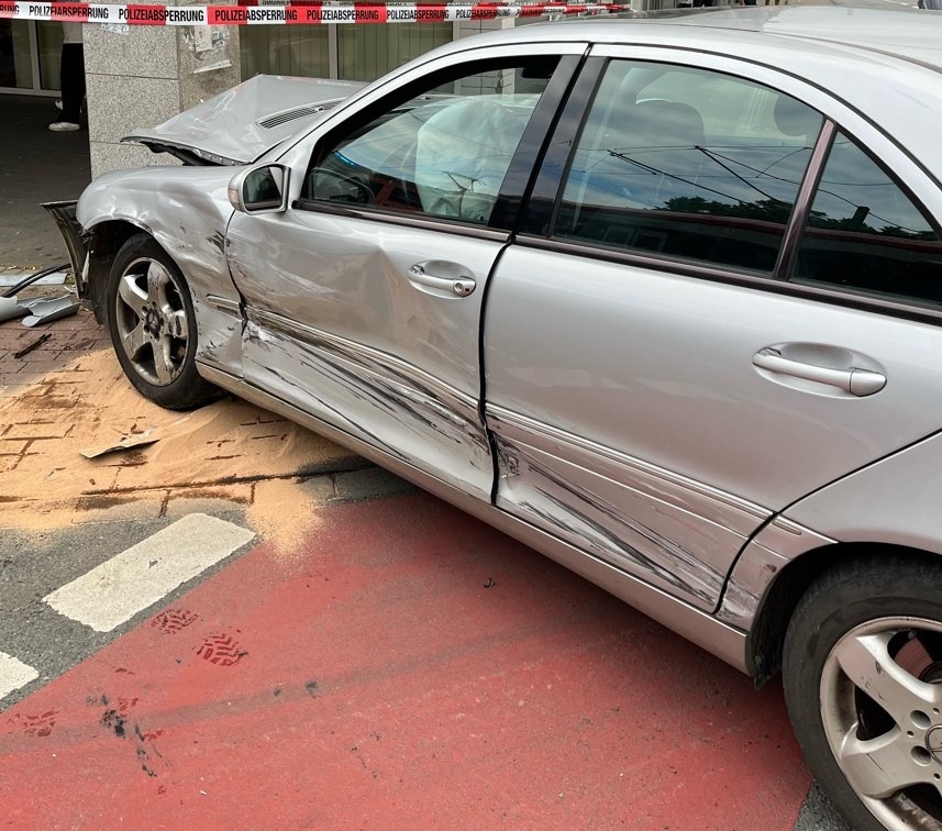 Duisburg, Nordrhein-Westfalen: Schwerer Kreuzungsunfall ende