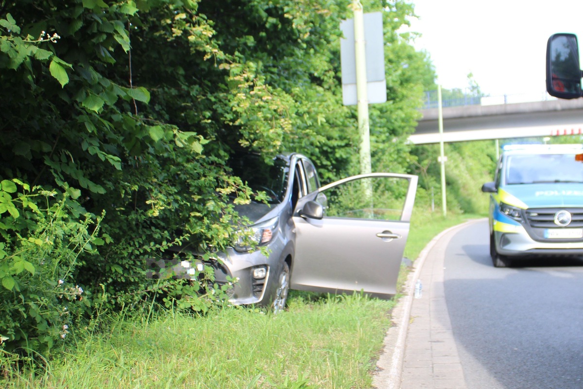 Hagen, Nordrhein-Westfalen: Autofahrerin (64) landet nach Unfall im Straßengraben