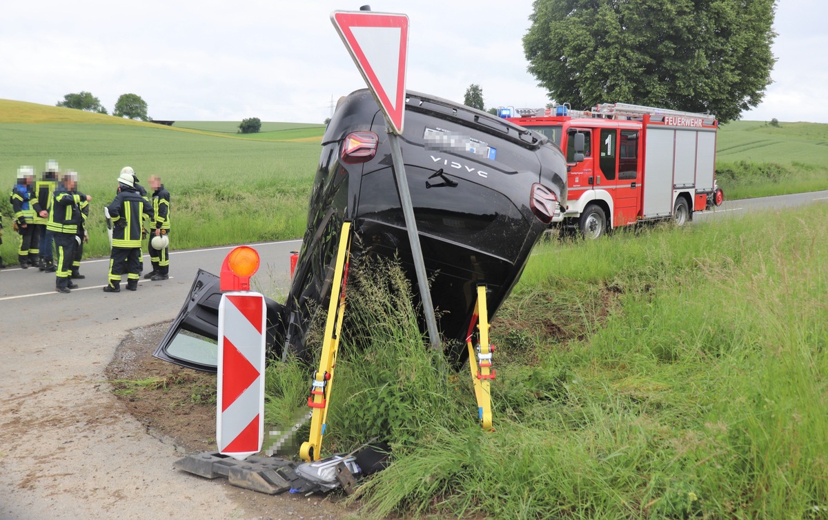 Brakel, Nordrhein-Westfalen: Auto überschlägt sich