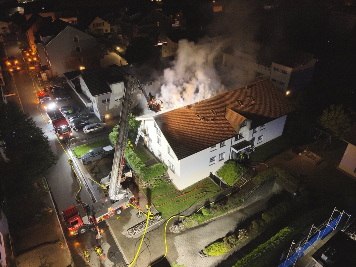 Uznach SG: Küchenbrand greift auf Dachstock über – Dutzend B