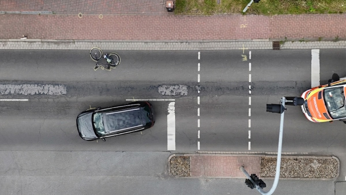 Drochtersen, Niedersachsen: Radfahrer (89) übersieht Pkw und