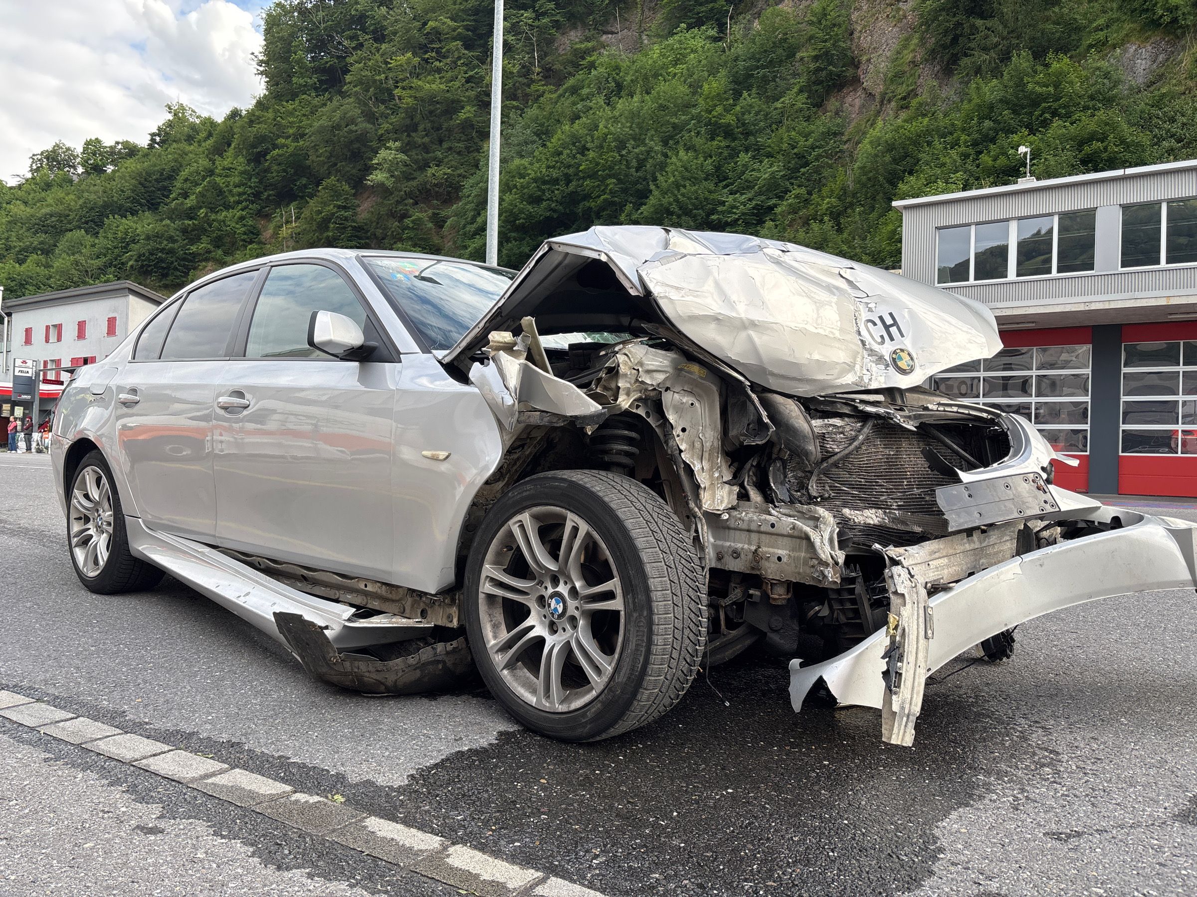 Niederurnen-GL-Gestohlenes-Auto-rast-in-Personenwagen-Fahrer-auf-der-Flucht