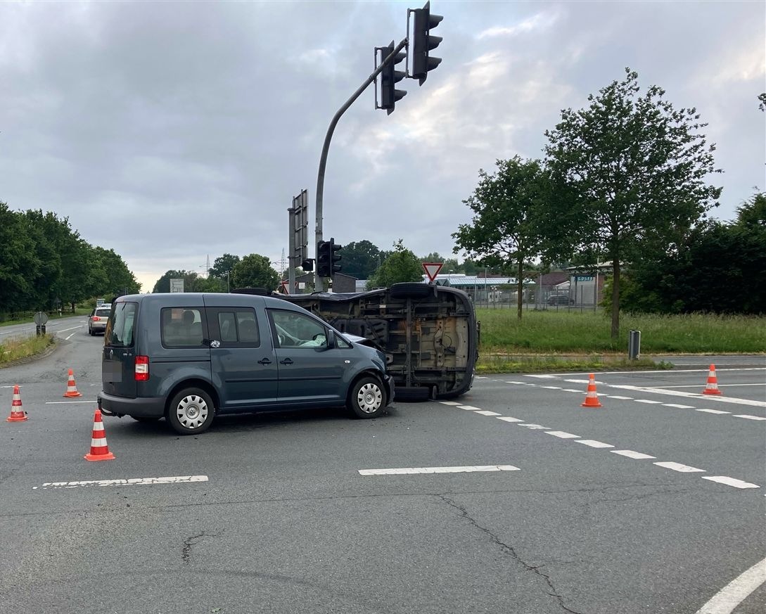 Coesfeld, Nordrhein-Westfalen: Auto kippt nach heftigem Kreuzungsunfall um