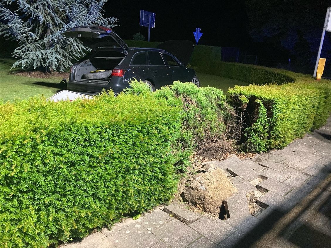 Coesfeld, Nordrhein-Westfalen: Alkolenker (27) verwüstet Gärten und rammt Hauswand