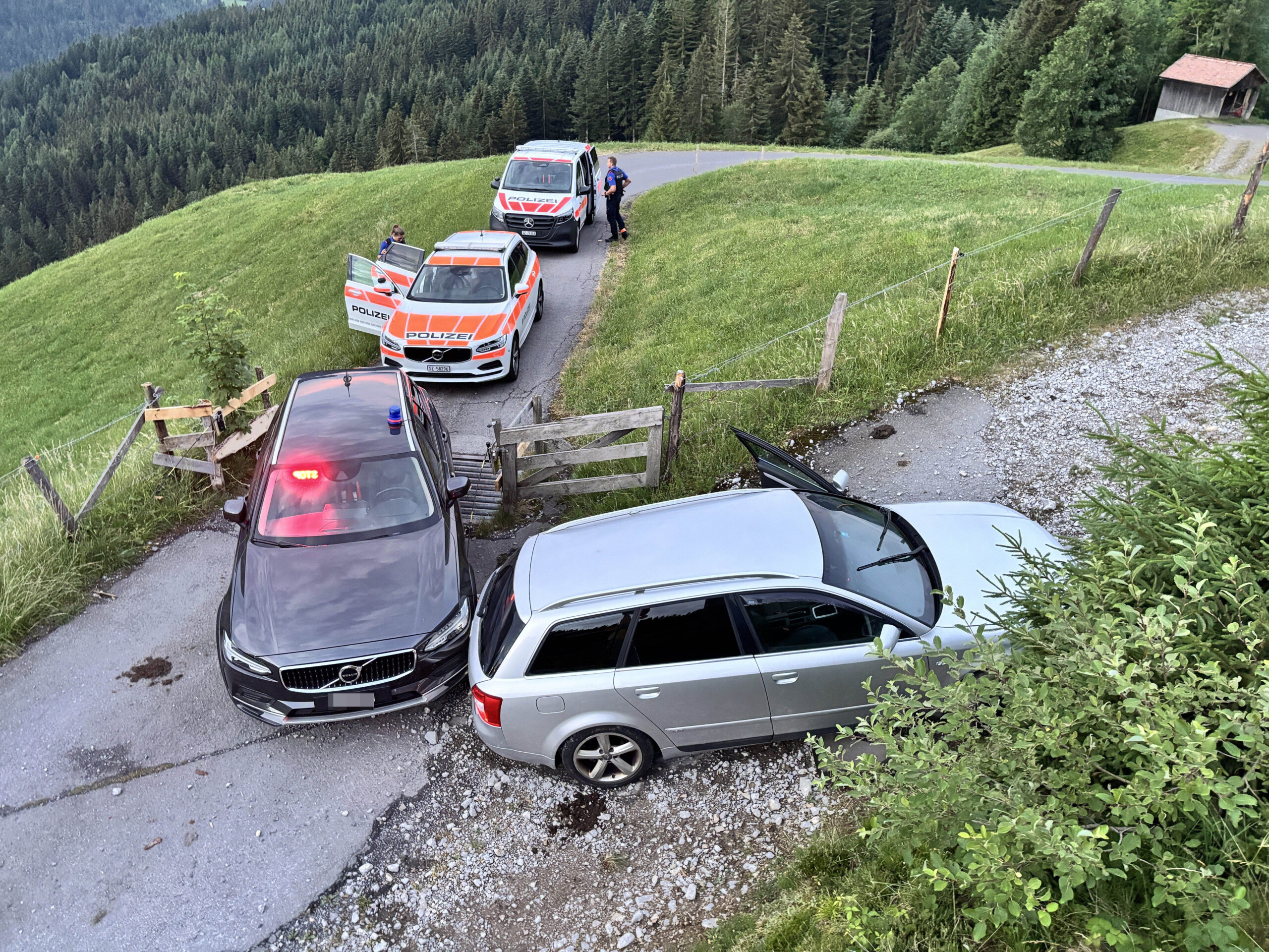 Einsiedeln-SZ-Autofahrer-fl-chtet-nach-Selbstunfall-vor-der-Polizei