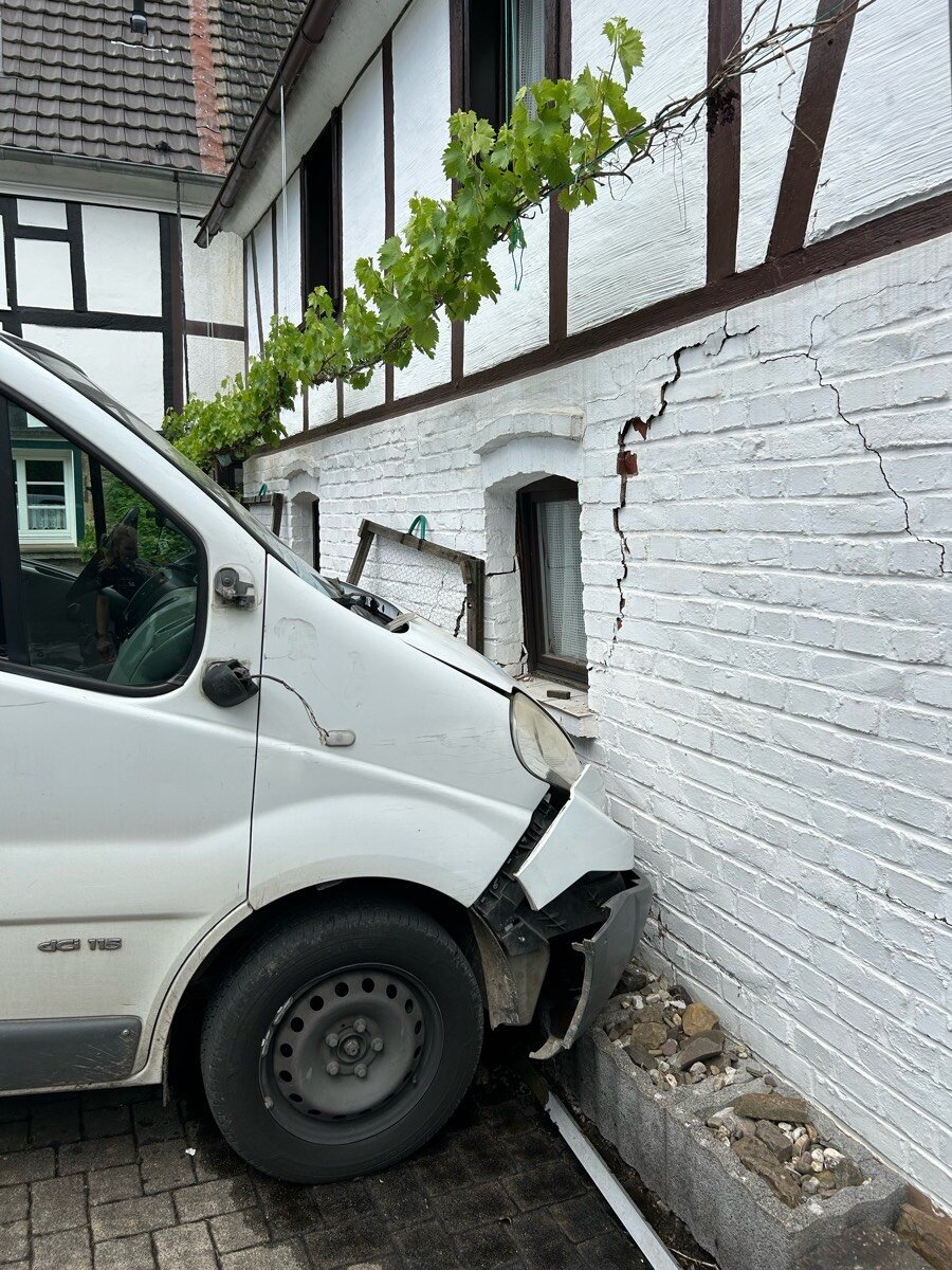 Engelskirchen, NRW: Führerloser Lieferwagen durchbricht Garten und kracht gegen Haus