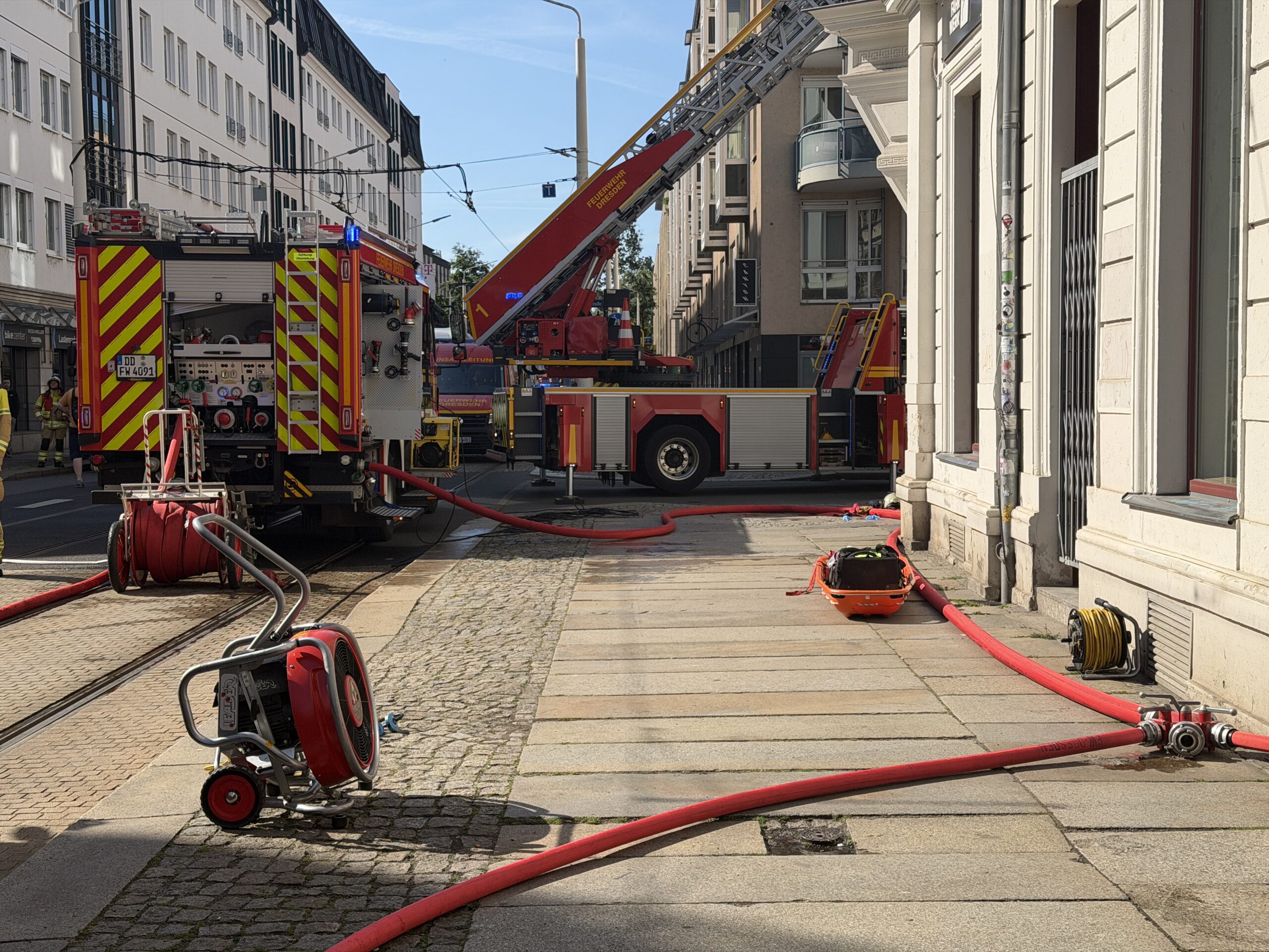 Dresden, Sachsen: Wohnungsbrand bedroht Dachstuhl 