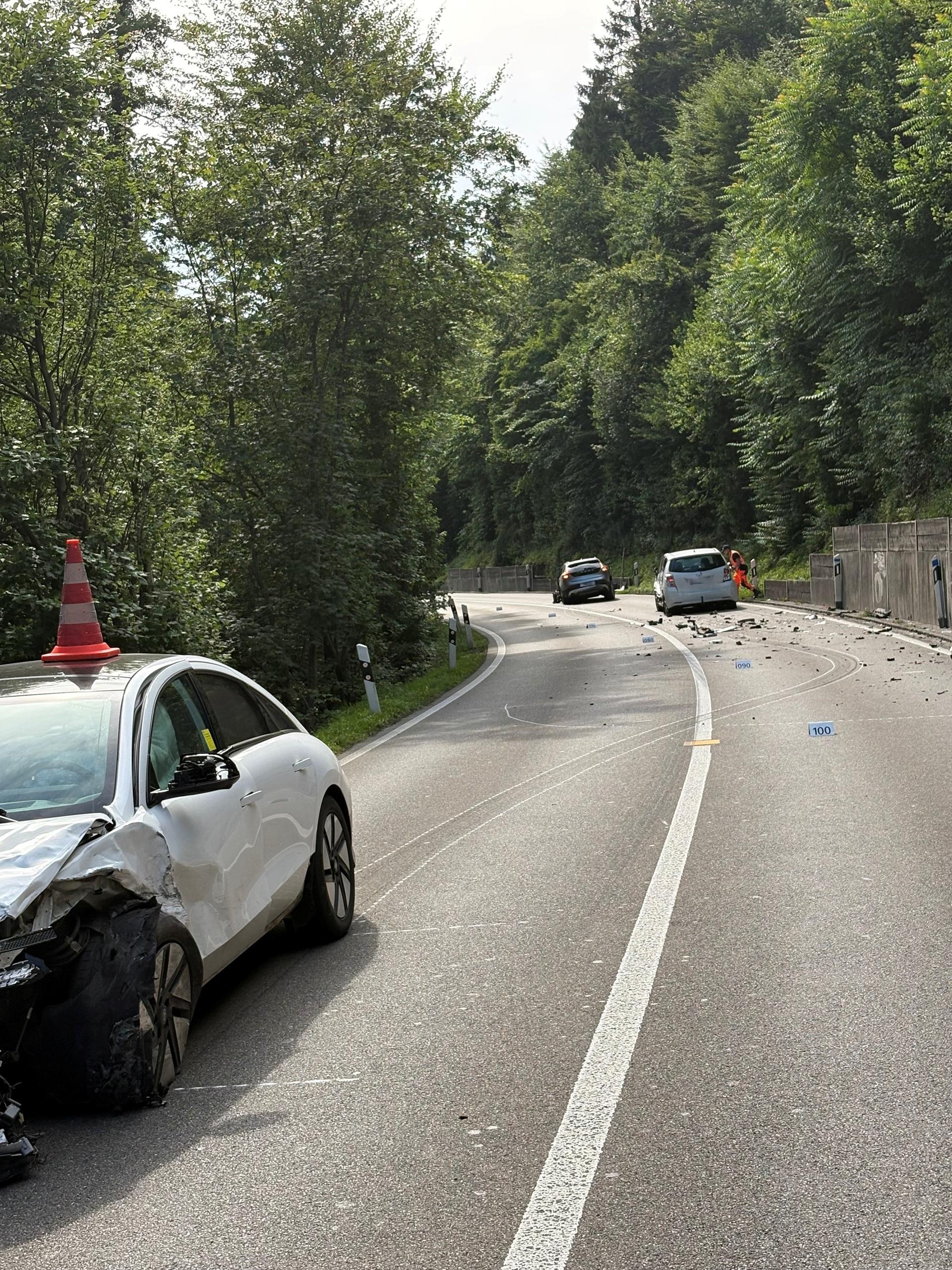 Uster-ZH-Auto-ger-t-auf-Gegenfahrbahn-vier-Verletzte-bei-heftigem-Crash