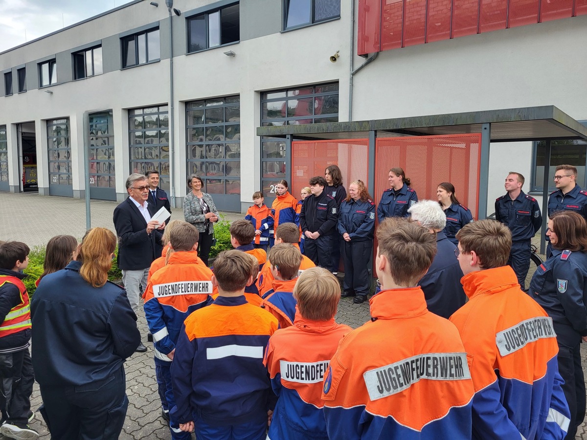 Hattingen-Nordrhein-Westfalen-Lions-Club-f-rdert-Nachwuchsarbeit-der-Feuerwehr