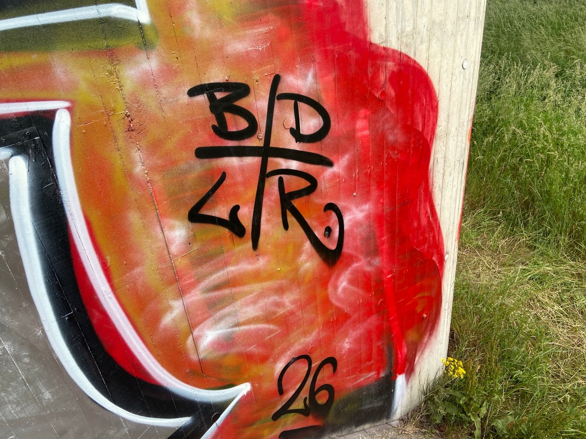 Morbach, Rheinland-Pfalz: Unbekannte besprühen Brücke und Ve
