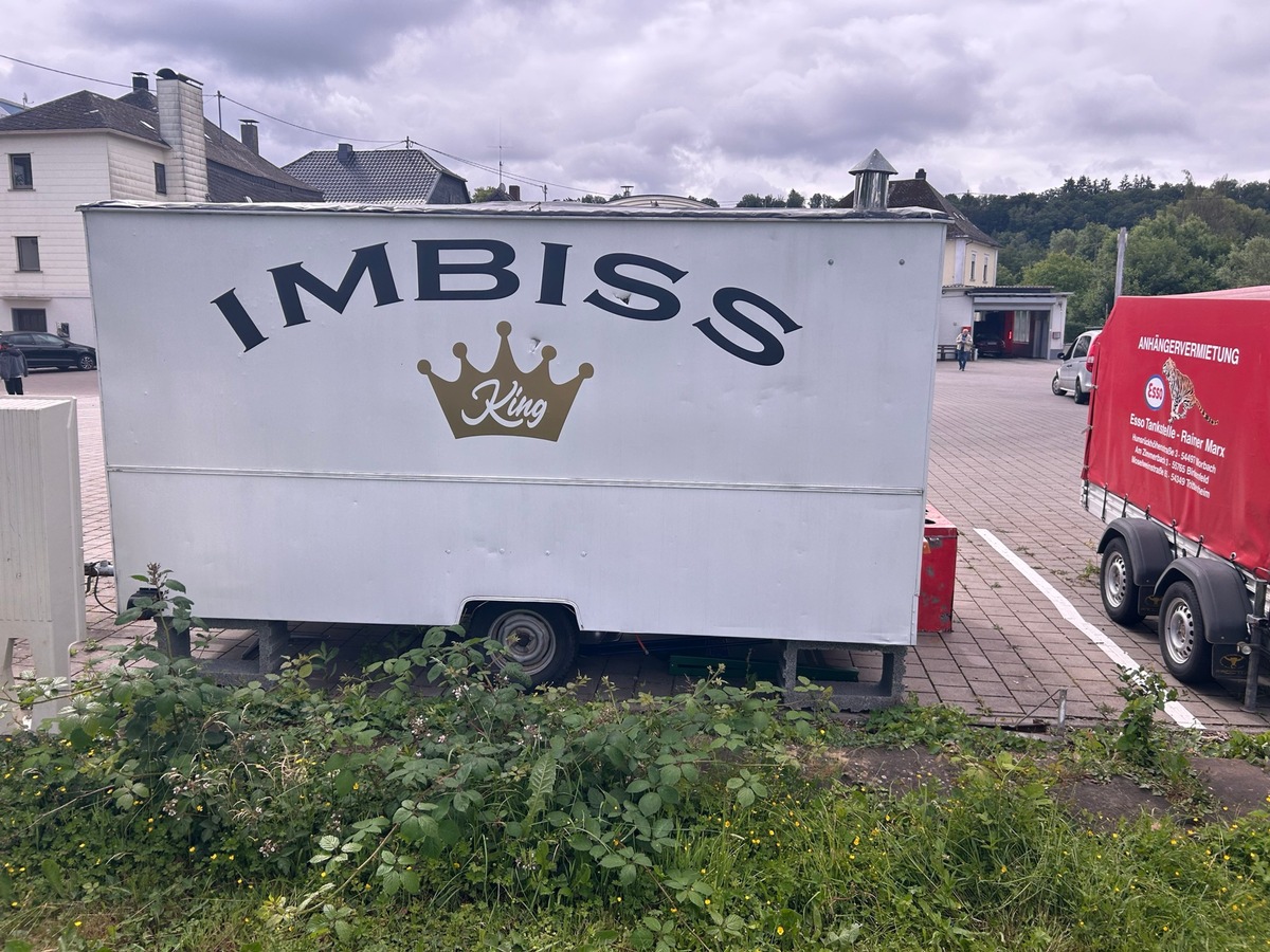 Birkenfeld-Rheinland-Pfalz-Unbekannte-besch-digen-Imbissanh-nger