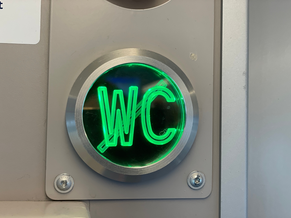 Waren-M-ritz-Mecklenburg-Vorpommern-Mann-aus-Zugtoilette-befreit-Drogen-entdeckt