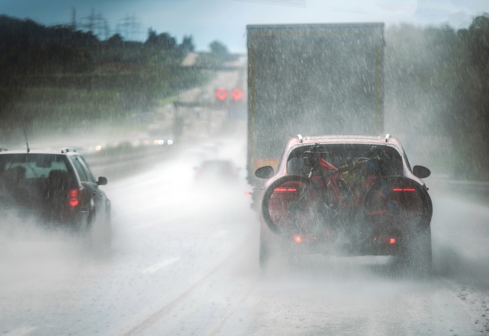 Rennweg, Kärnten: Aquaplaning-Unfall – Auto überschlägt sich auf A10