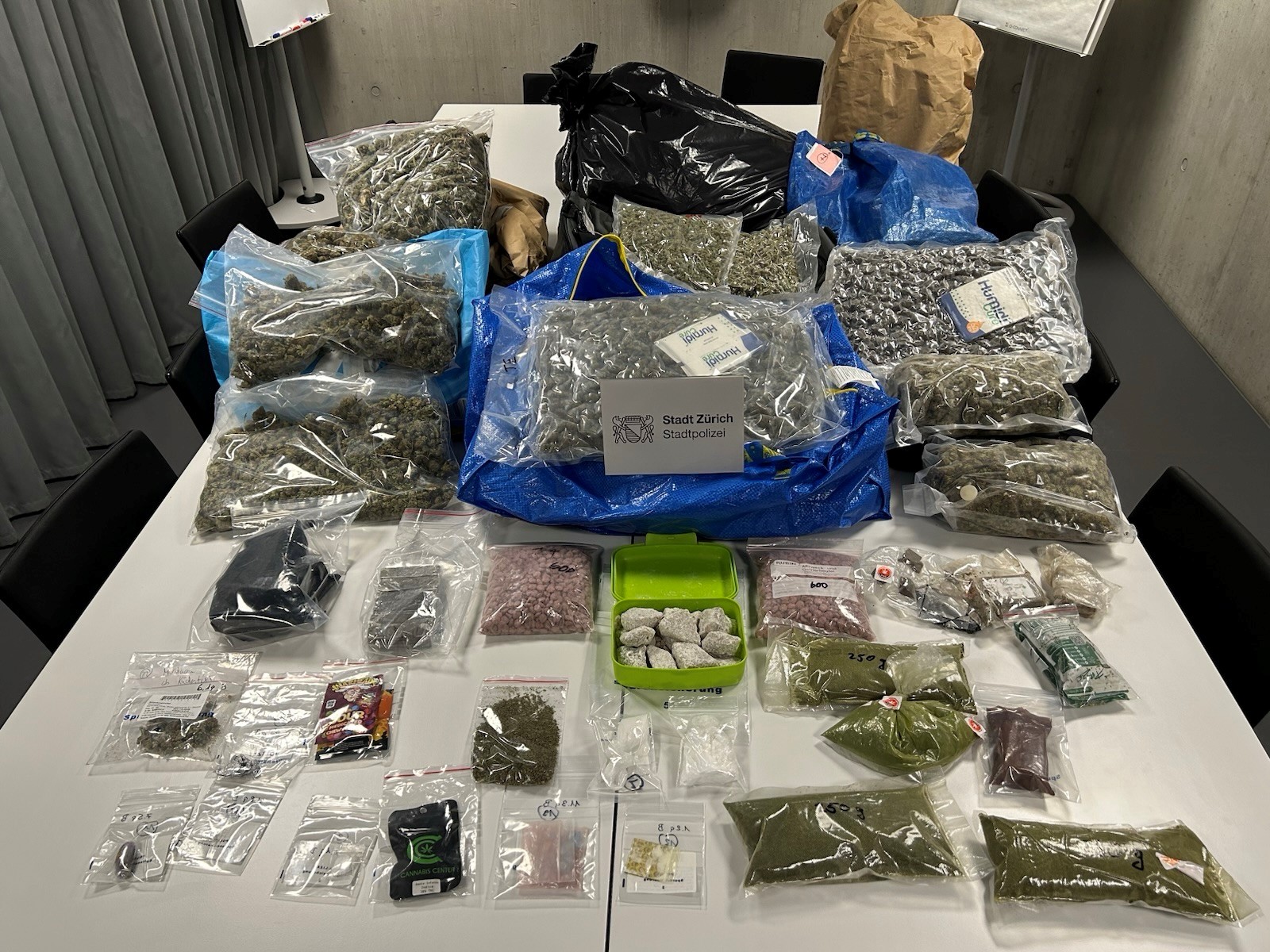 Z-rich-ZH-Drogenlager-entdeckt-Polizei-stellt-ber-24-Kilo-Marihuana-sicher