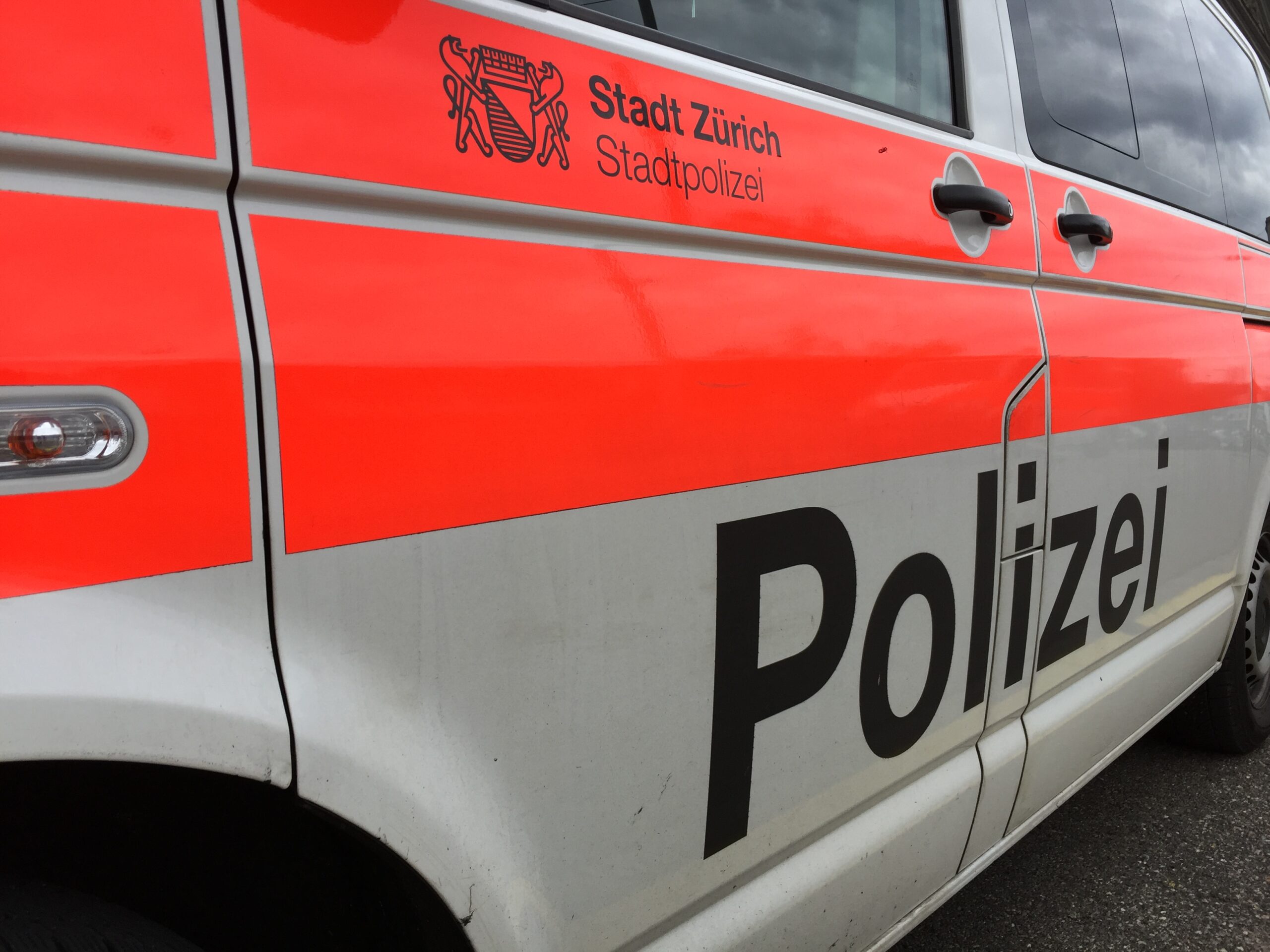 Zürich Oerlikon ZH: Mann bei Streit mit Stichwaffe